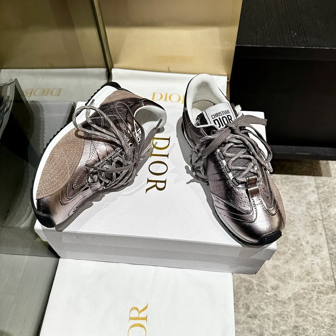👟👟Ex-factory price 560👟👟 2025, new series, this Dior, C'est sneaker shows eye-catching and fashionable style. Carefully crafted, the 3D printed design of the upper is super fashionable, and the details also add a touch of elegance. The lightweight two-tone sole offers exceptional comfort and sporty style. Can add a stylish touch to any casual look. The tongue and sole are decorated with the Christian Paris logo, and the cowhide design is styled. Women's size 35-40